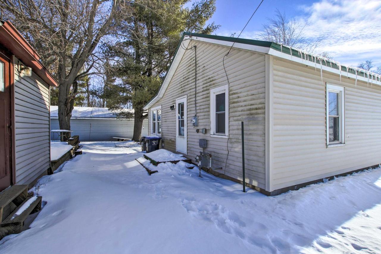 Quaint And Pet-Friendly Cabin On Shawano Lake! Exterior photo